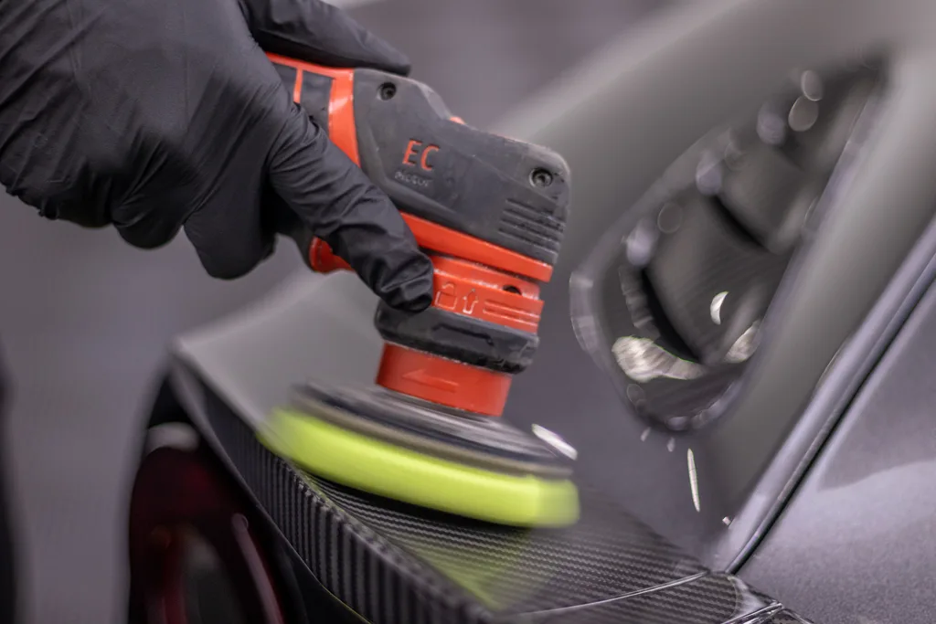 Atelier Fresh Detailing 95 avec véhicule en cours de préparation