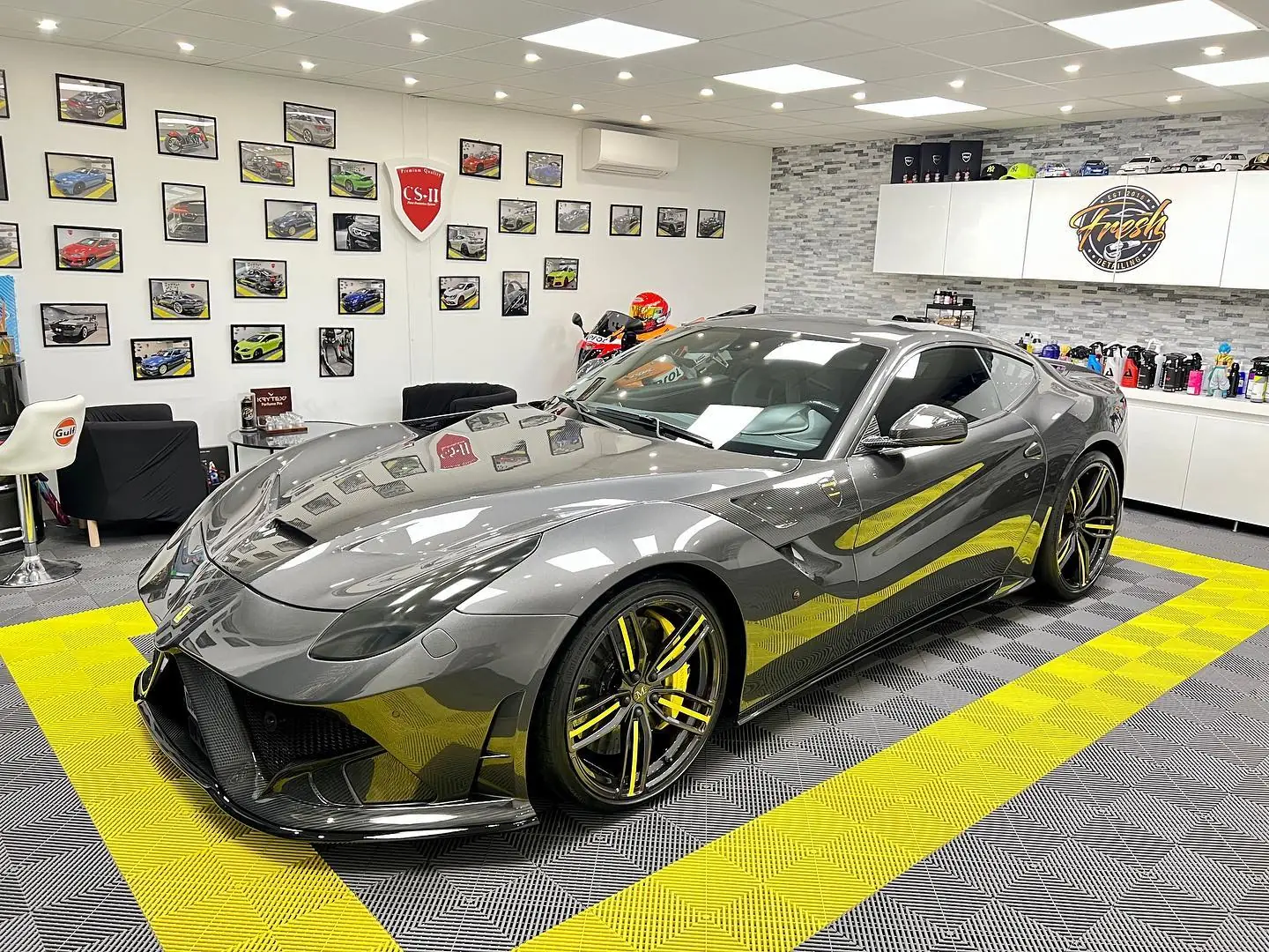 Ferrari F12 à la brillance miroir après polissage, dans l'atelier Fresh Detailing