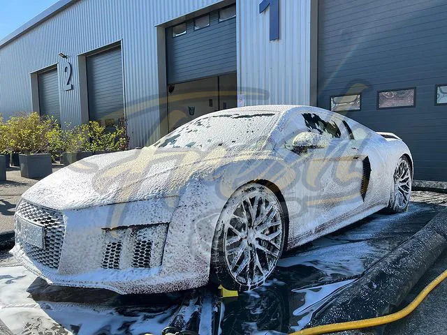 Véhicule recouvert de mousse active pendant le lavage